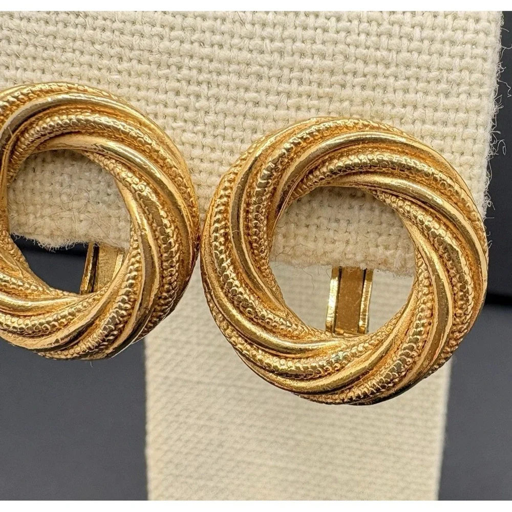 Vintage Crown Trifari Twisted Textured Gold Tone Open‎ Circle Clip on Earrings
